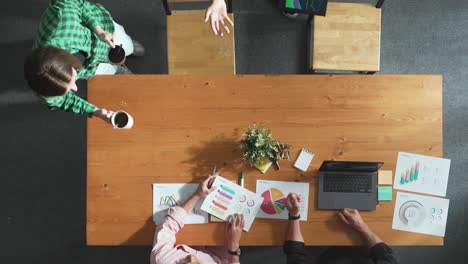 het slimme team woont vergaderingen bij terwijl het zich voorbereidt op het werken en het analyseren van gegevens. bijeenkomst.