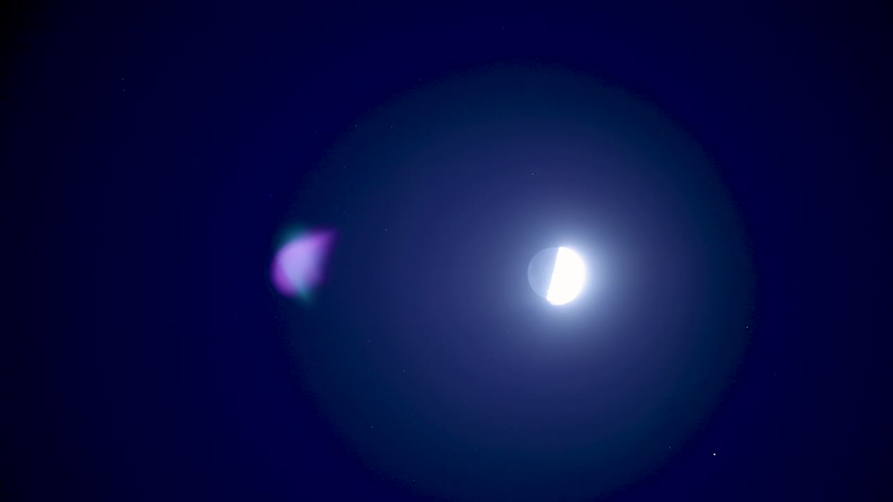 luna creciente en el cielo