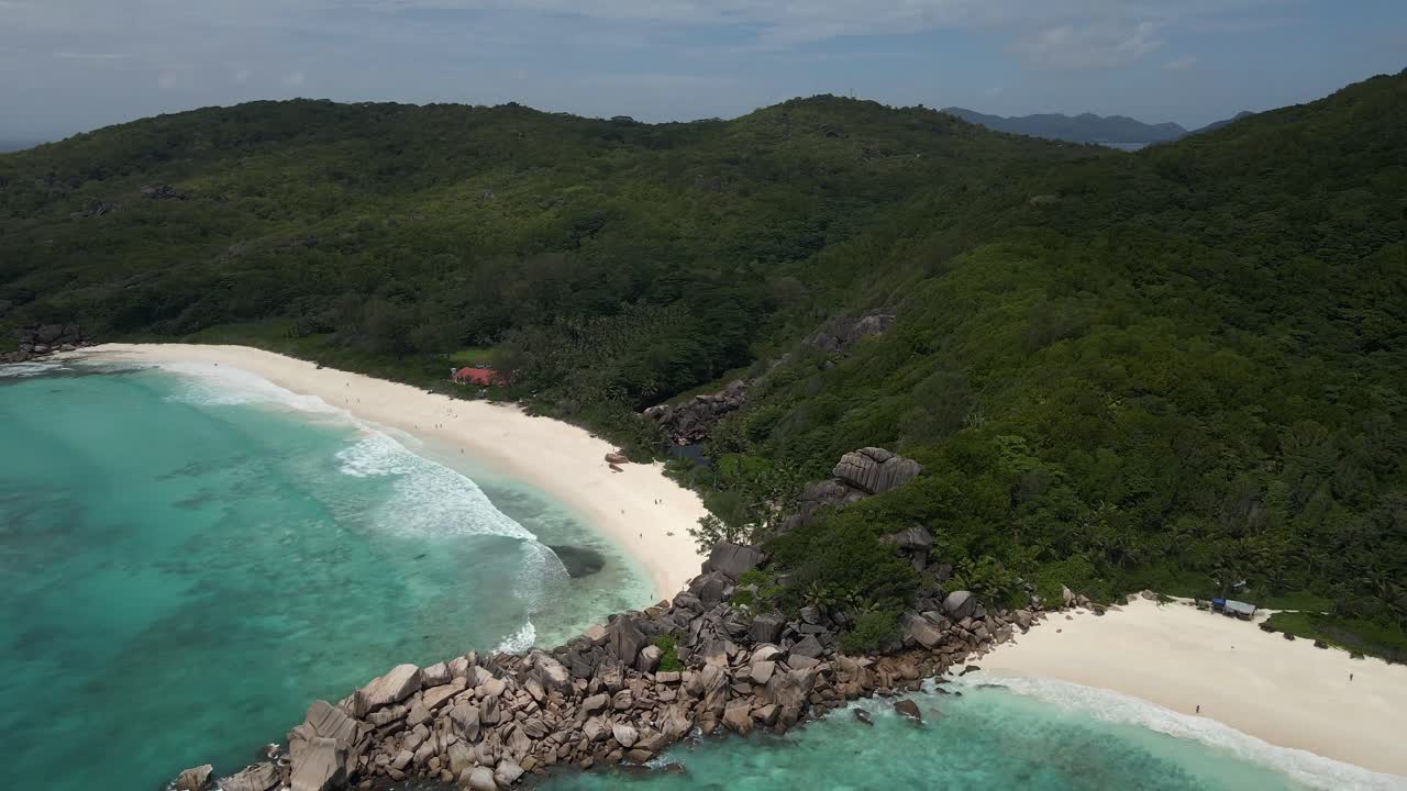 paisajes en la isla de la dique en las seychelles filmados con un dron desde arriba que muestran el océano, las rocas, las palmeras