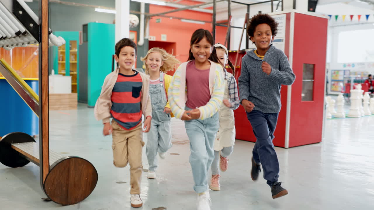 Schule, aufgeregte Kinder rennen im Klassenzimmer