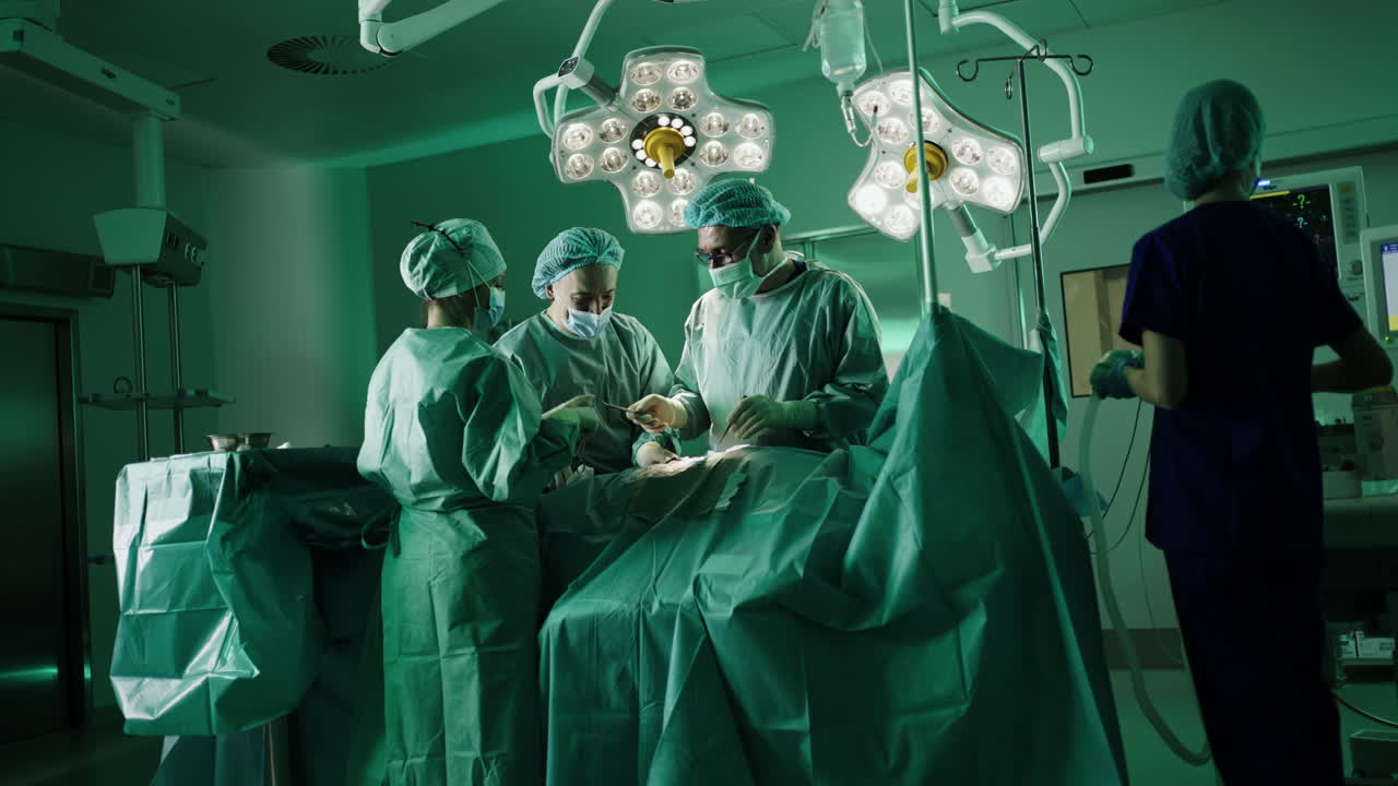 equipo quirúrgico que realiza una operación