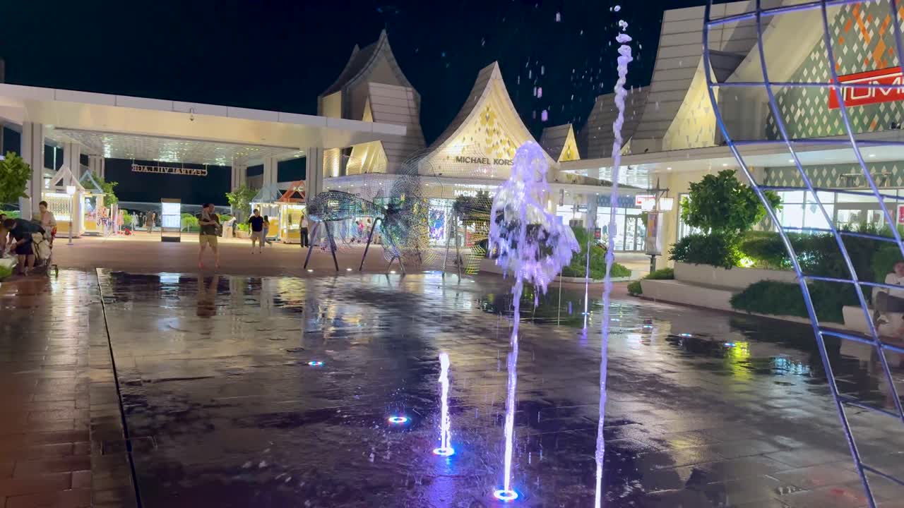 방 광장에서 다채로운 물 전시