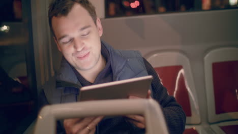 hombre con una tableta pc teniendo un chat de video en el autobús
