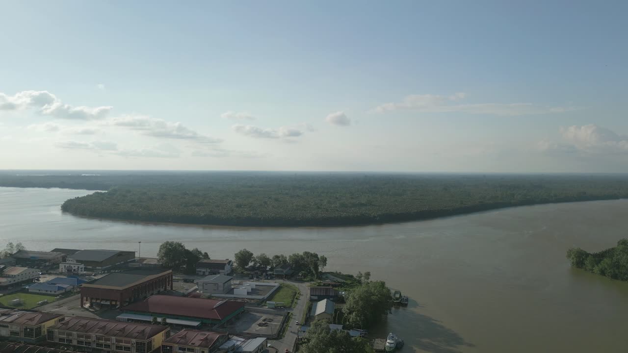 ariel vista de la ciudad de serike sarawak, borneo