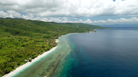 vista aérea de la isla paradisíaca tropical del norte de nusa penida en bali, indonesia