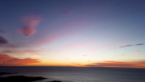 Landschaftsansicht-Des-Wunderschönen,-Malerischen-Morgensonnenaufgangs,-Himmel,-Wolkenformationen,-Schwenkhorizont,-Küstenlinie,-Landzunge-Von-Kiama-Gerringong,-Südküste-Australiens,-Natur,-Reisetourismus