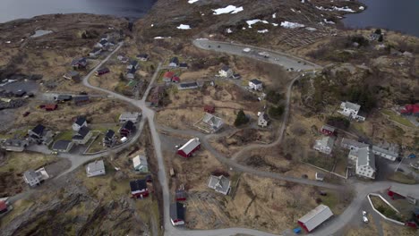 Toma-Aérea-En-órbita-Del-Famoso-Pueblo-Pesquero-De-Lofoten-A-Finales-Del-Invierno-En-Abril.