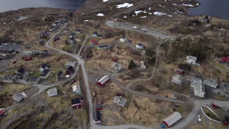 toma aérea en órbita del famoso pueblo pesquero de lofoten a finales del invierno en abril.
