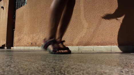 movimiento lento de cerca de las piernas de una chica saltando con una cuerda