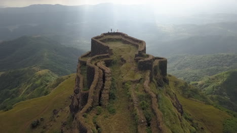 Increíble-Vista-Aérea-De-Los-Rayos-Del-Sol-De-Los-Valles-Verdes-Remotos-De-Zunjar-Machi