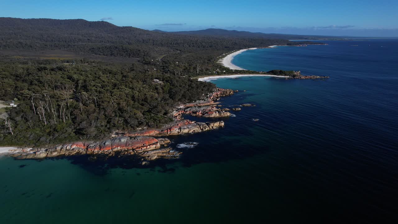 Vista panoramica di Jeanneret Beach e Swimcart Beach in Tasmania, Australia - Ripresa aerea con drone