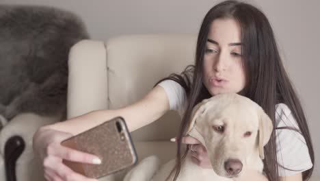 Eine-Wunderschöne-Brünette-Macht-Selfies-Mit-Ihrem-Tollen-Labrador