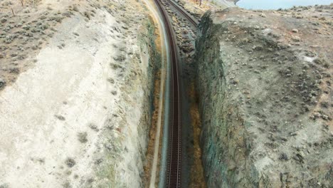 Toma-Cenital-De-Las-Líneas-De-Ferrocarril-A-Lo-Largo-Del-Lago-Kamloops-En-Un-Ambiente-Desértico-En-La-Región-De-Nicola-Thompson-En-Bc-Canada