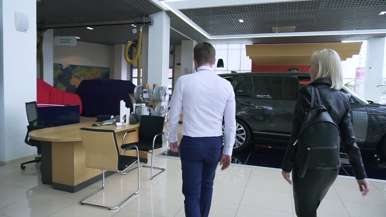 visita al salón de exhibiciones de automóviles