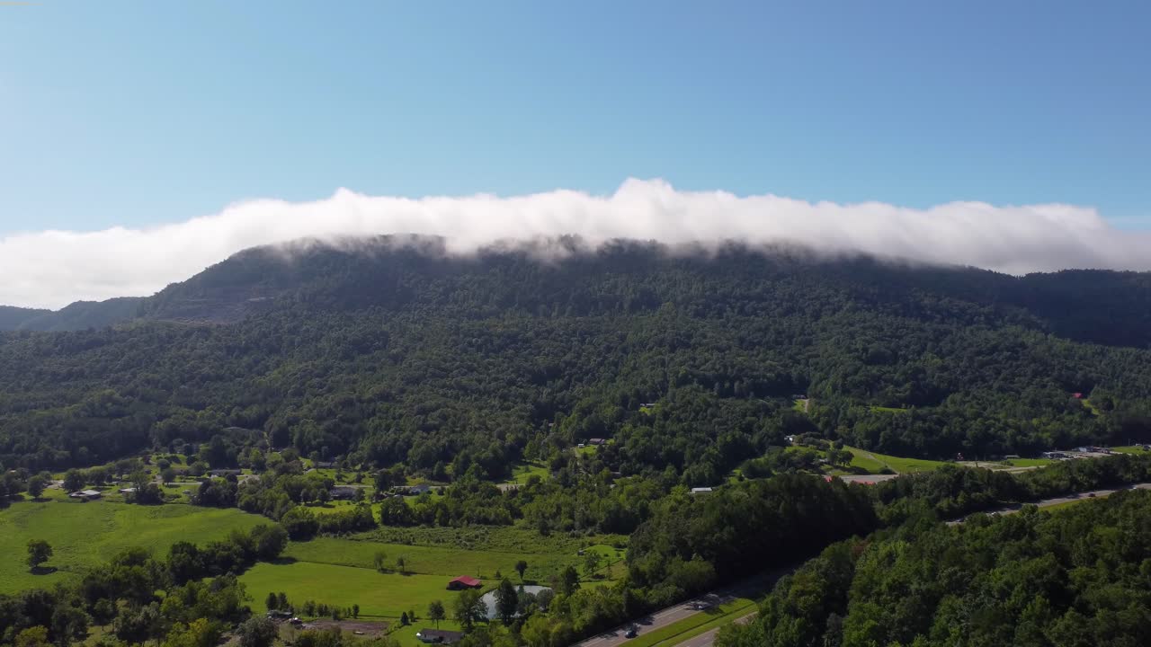 테네시 산 위의 구름의 드론  ⁇