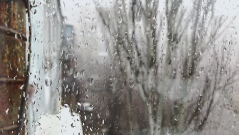 gotas de lluvia deslizándose sobre el vidrio de la ventana