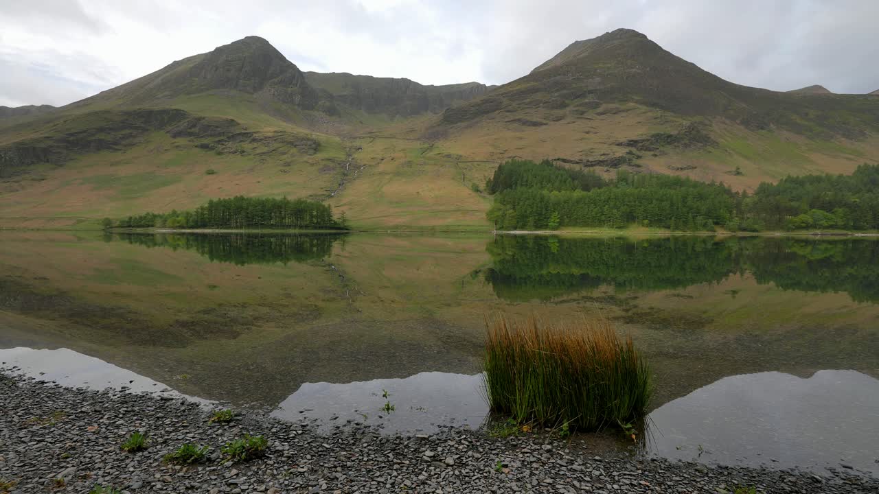 reflejos de buttermere de estilo alto y lucio rojo, distrito de los lagos, inglaterra