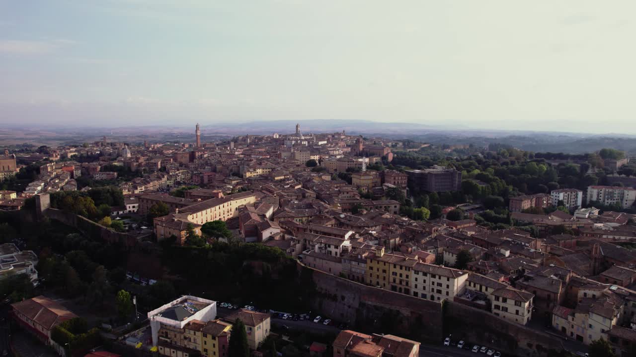 Drone che avanza su Siena, Italia