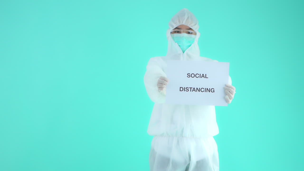 청록색 배경에 고립된 바이러스 보호복을 입은 의료인