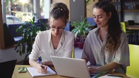 Lächelnde-Studenten-Diskutieren-Neues-Projekt-In-Der-Bibliothek