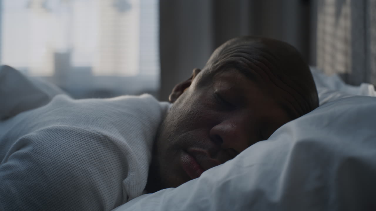 hombre durmiendo en la cama