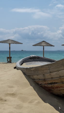 Maragkas-Strand-Auf-Der-Griechischen-Insel-Naxos-Mit-Sonnenschirmen-In-Vertikaler