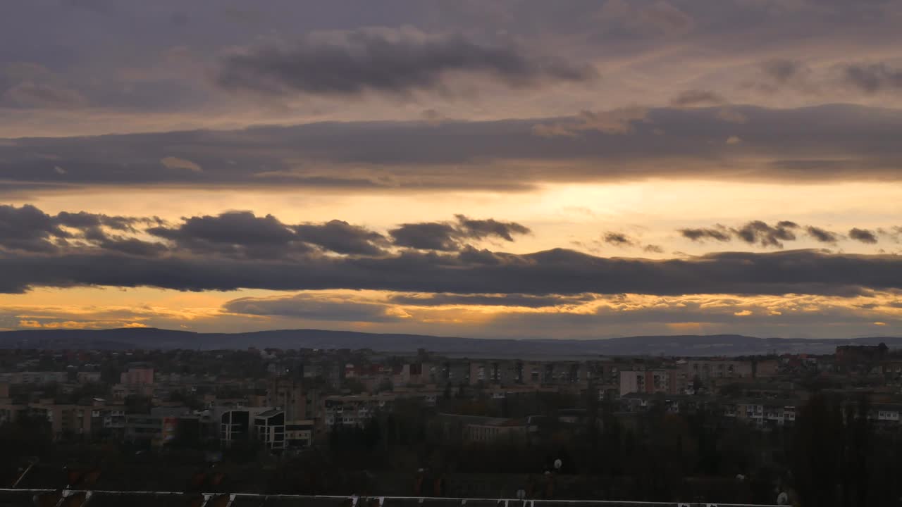 밤하늘의 구름과 함께 시간의 흐름
