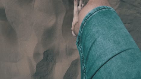 hombre caminando sobre arena caliente