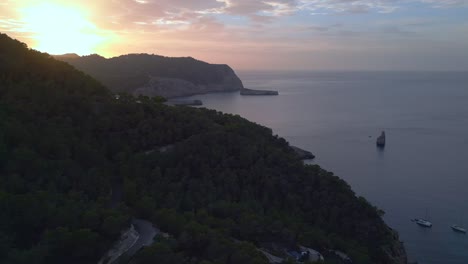 Ibiza-Montaña-Atardecer-Vistoso-Bahía-De-Benirras