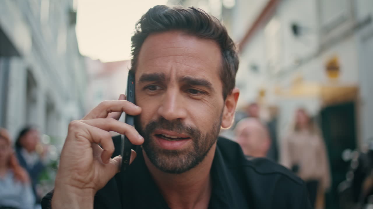 분노한 마초가 드폰으로 논쟁을 벌이고 시내 술집에 가게 전화합니다. 긴장한 남자가 전화를 합니다.