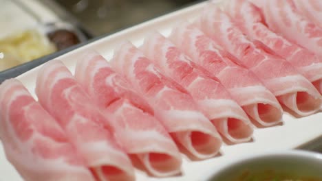 4k-Video-POV-Zum-Schweinefleischstück-Für-Hotpot-Shabu-Shabu-Im-Chinesischen-Stil-Mit-Gemüse-Im-Topf