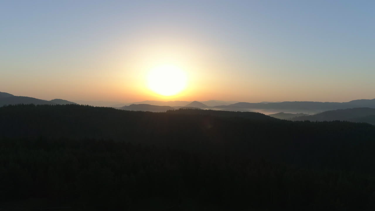amanecer de verano en las montañas
