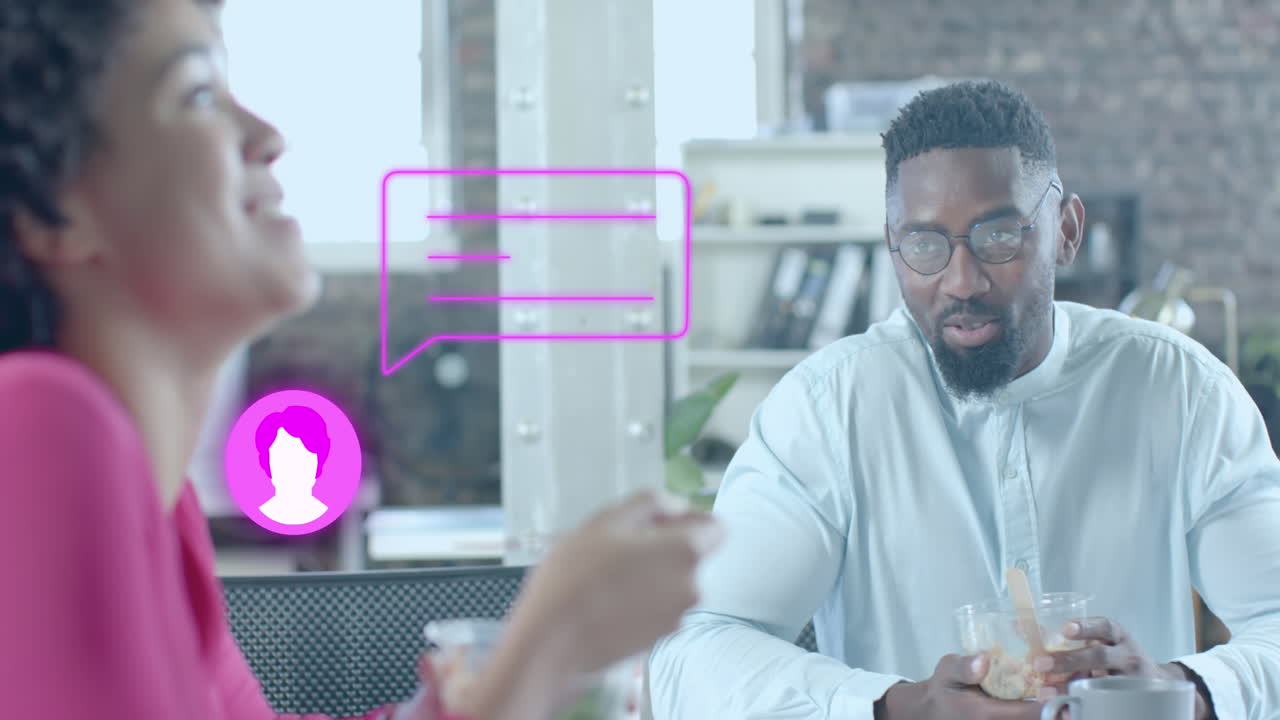 animación de iconos de los medios sobre diversas personas de negocios almorzando y hablando en la oficina