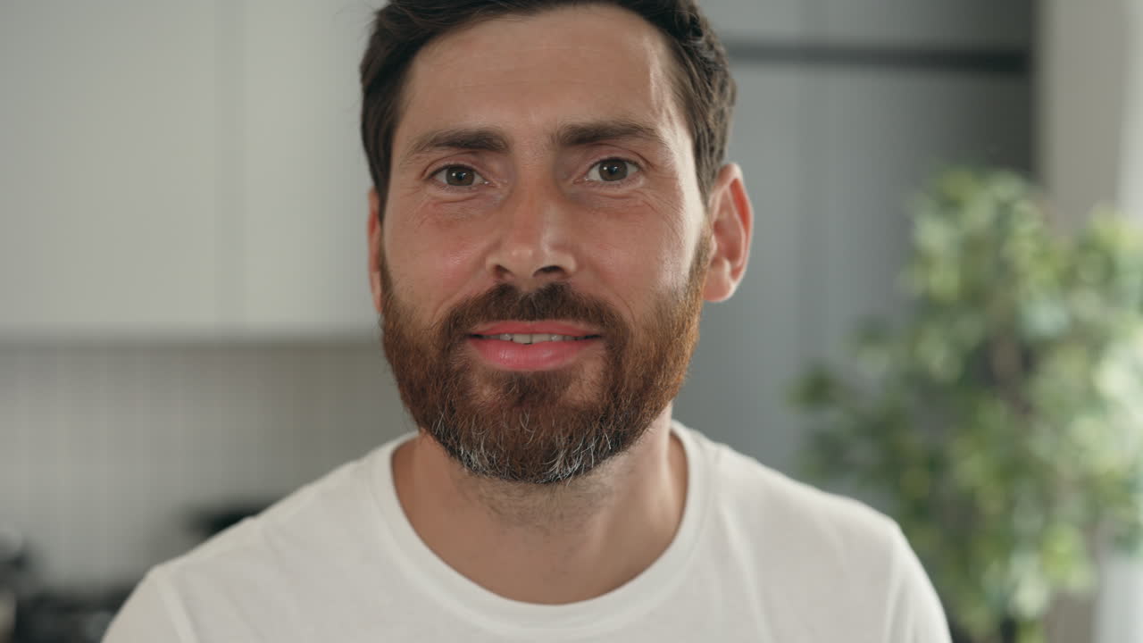 Ritratto di un uomo sorridente in una cucina