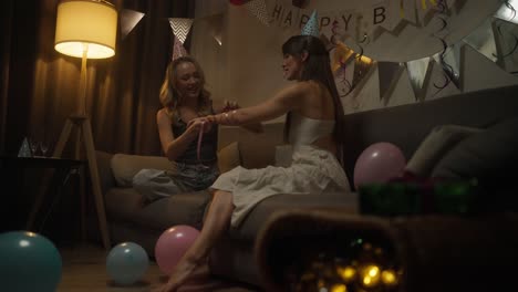 dos amigos celebrando un cumpleaños en casa