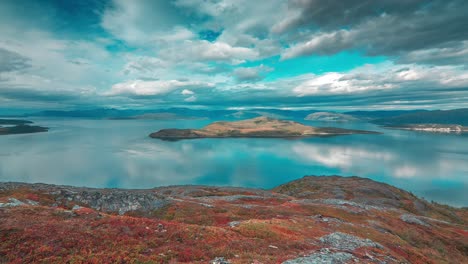 Nubes-Tormentosas-Sobre-El-Fiordo-Y-La-Tundra-Giran-En-Un-Vídeo-Time-lapse-Iluminado-Por-El-Sol,-Creando-Un-Marcado-Contraste-Con-El-Tranquilo-Entorno-Del-Otoño.