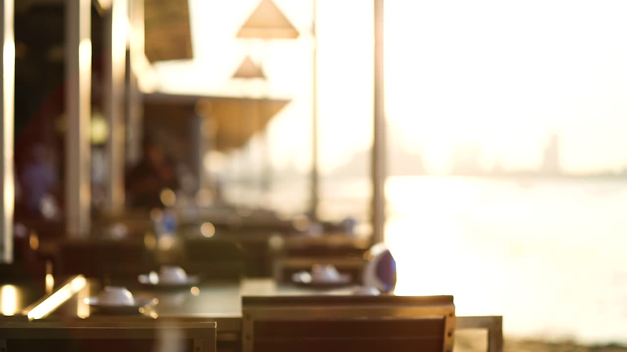 바다를 볼 수 있는 아한 레스토랑