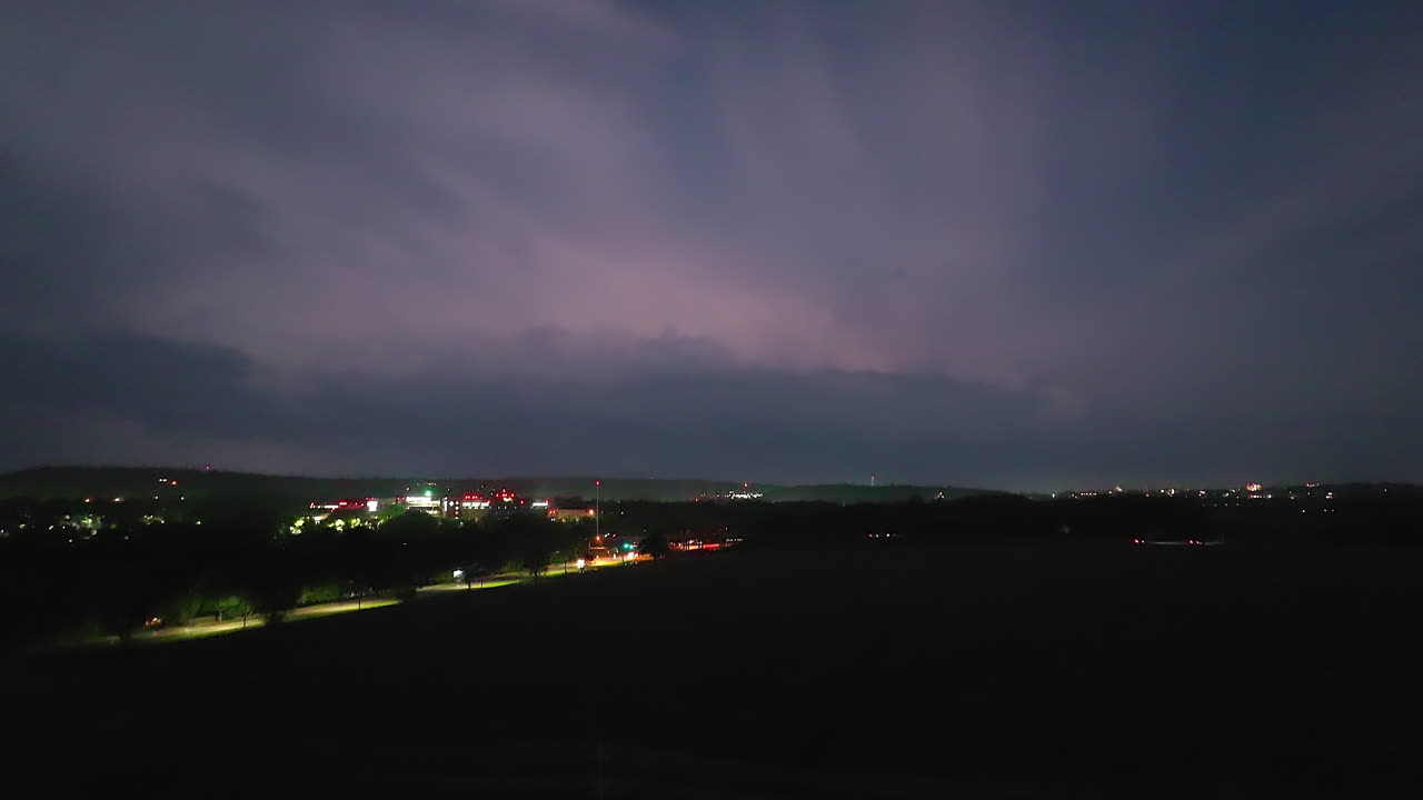 아칸소 주 스프링데일 위의 밤하늘에 번개가 비추고 있다.