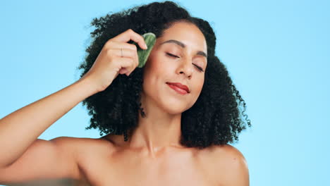 belleza, gua sha y rostro de mujer en el estudio
