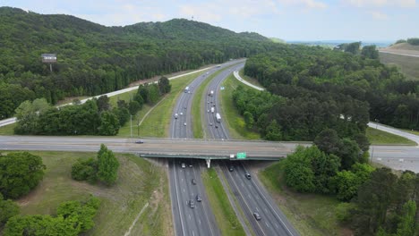 Überfliegen-Einer-Autobahn-Mit-Überführung,-Während-Die-Autobahn-In-Der-Ferne-Abbiegt