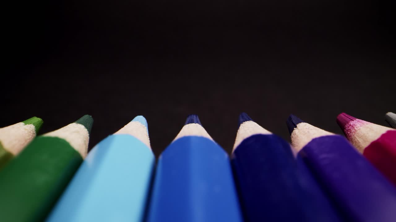 sonda macro ángulo bajo de lápices de colores sobre fondo negro