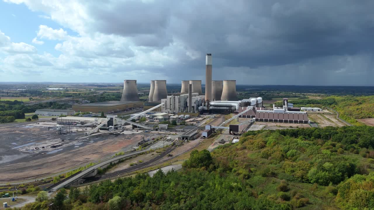 Centrale elettrica a carbone abbandonata con torri di raffreddamento e nuvole temporalesche catturata da un drone vicino a Nottingham, Regno Unito