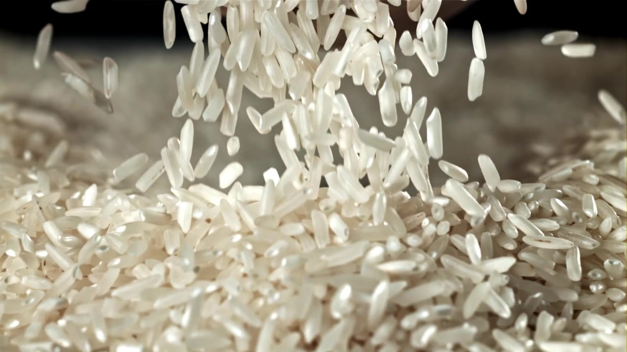 Hvide ris korn falder i slowmotion