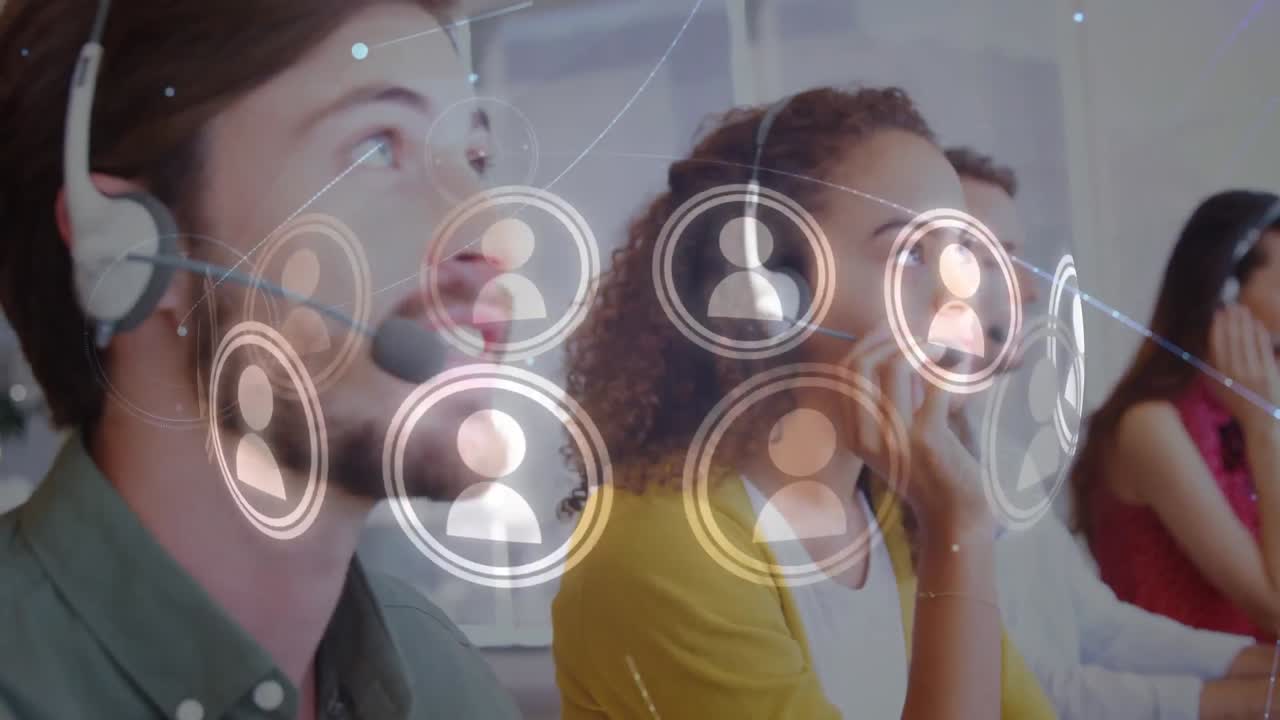 animación de iconos de usuario que giran sobre felices y diversos compañeros de trabajo en el centro de llamadas