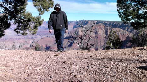 Hombre-Caminando-Para-Pasar-Por-Alto-El-Gran-Cañón-En-El-Parque-Nacional-Del-Gran-Cañón-Caminando-Hacia-La-Vista-De-La-Cámara