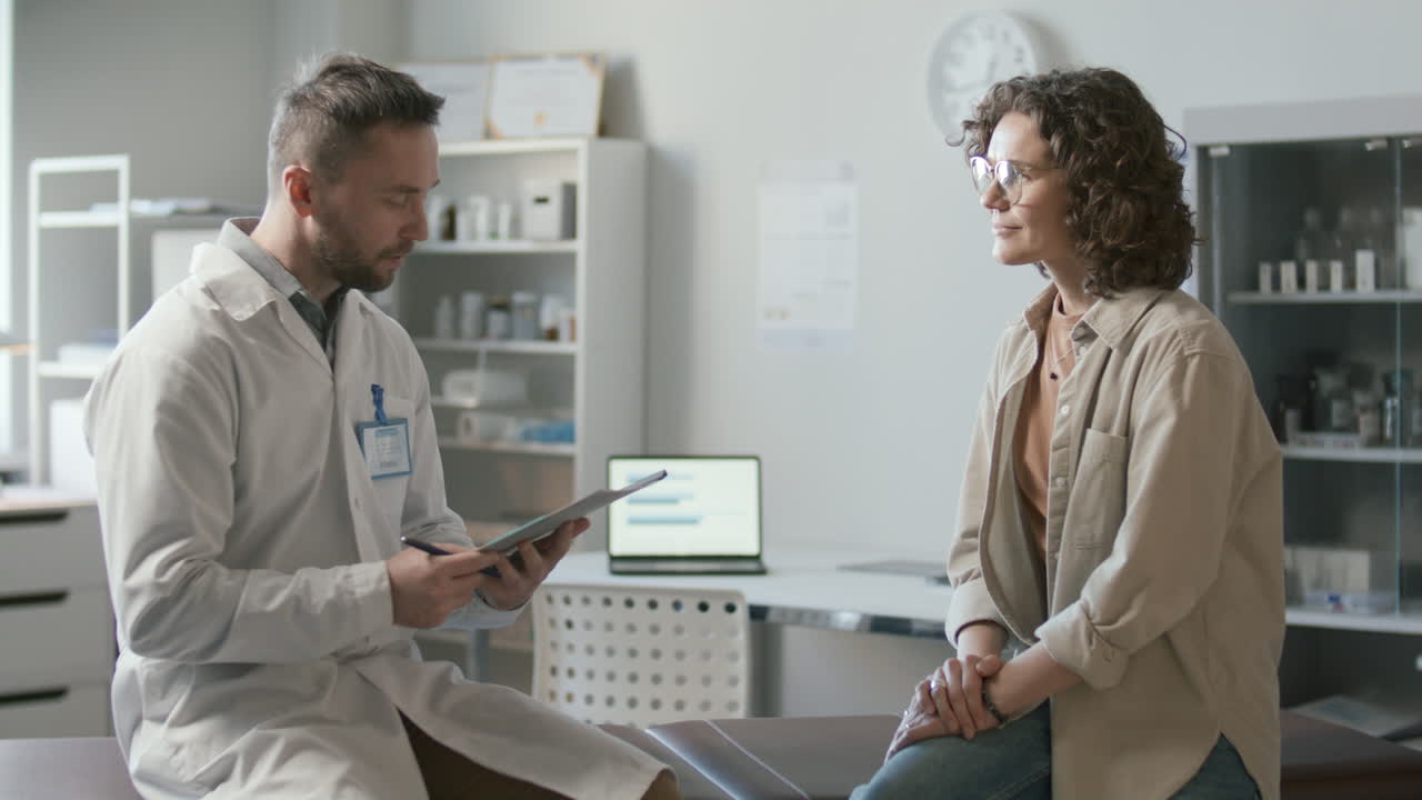 mujer describiendo síntomas al médico durante la consulta médica
