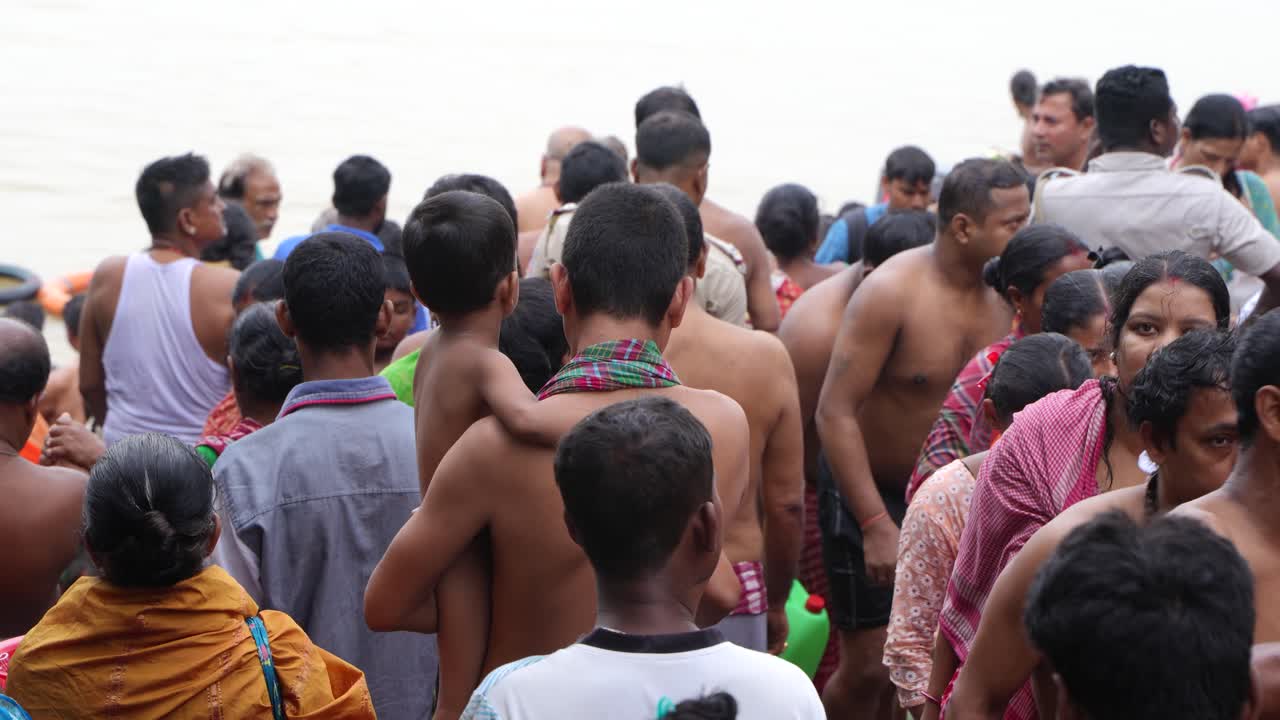 On the eve of Durga Puja, Hindus gather at Ganges for bathing and tarpan on Mahalaya day.
