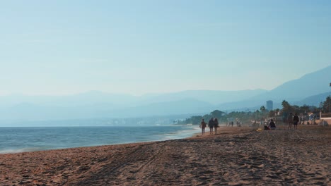 el lapso de tiempo en playa del alicate, marbella, españa