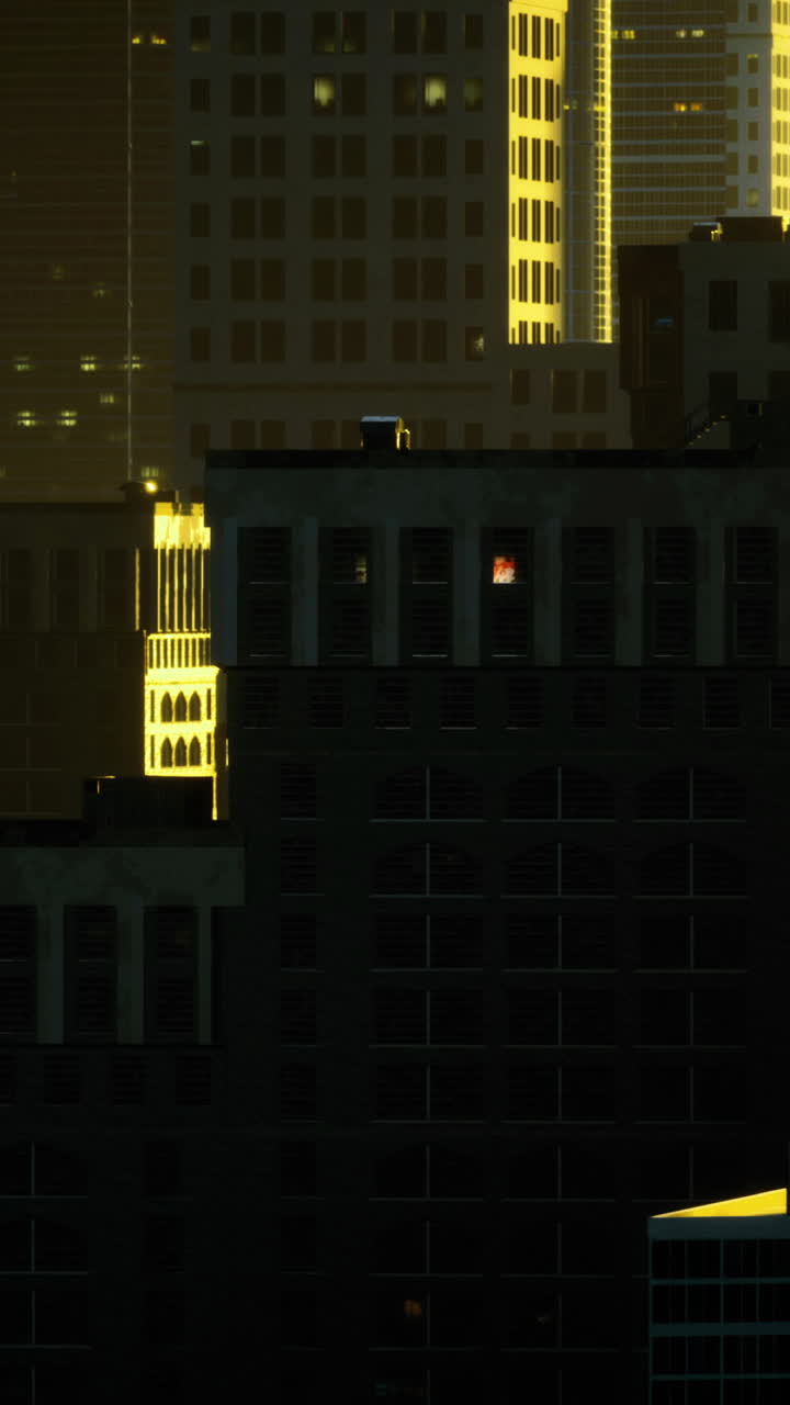 Skyline della città illuminato dal tramonto con una calda luce che si riflette sugli edifici