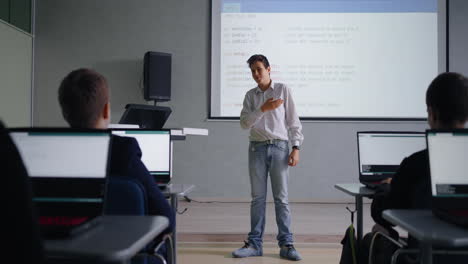 un adolescente haciendo una presentación en una clase de ciencias de la computación